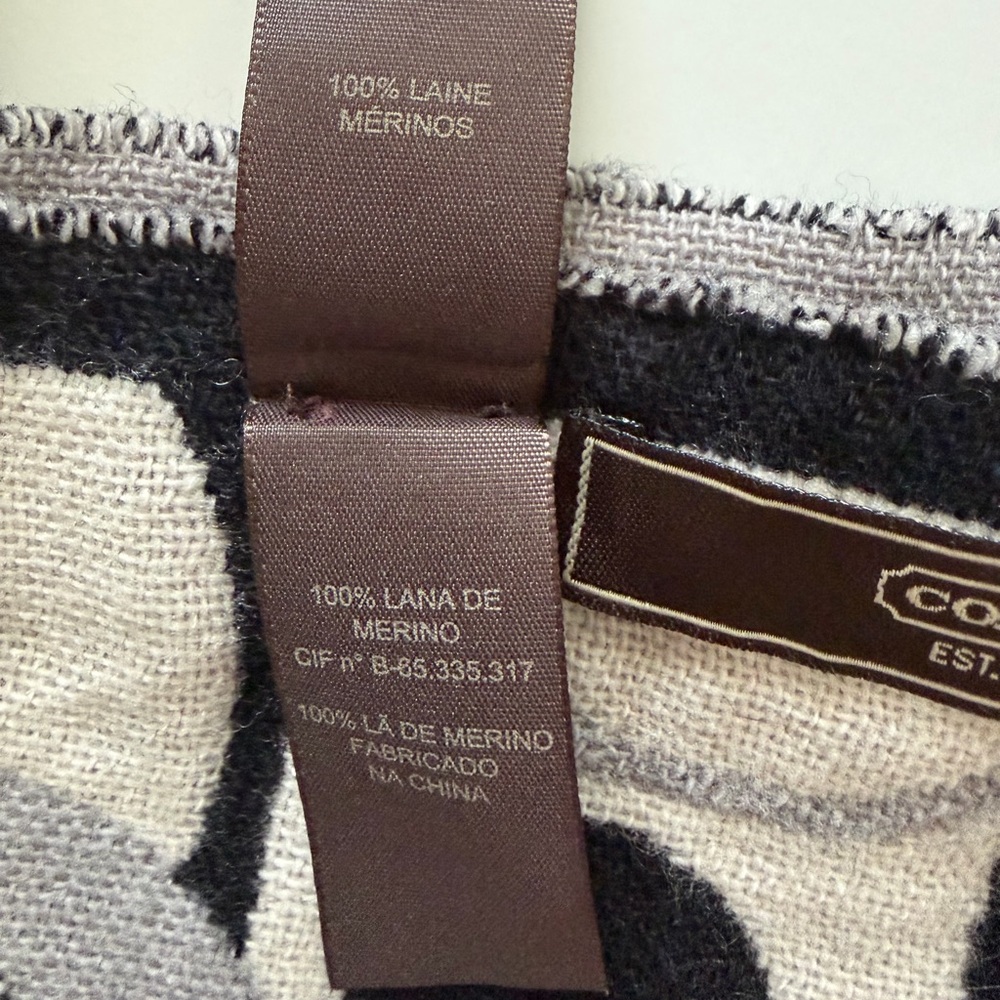 Coach Signature Logo Scarf 100% Merino Wool
Reversible - Picture 4 of 4